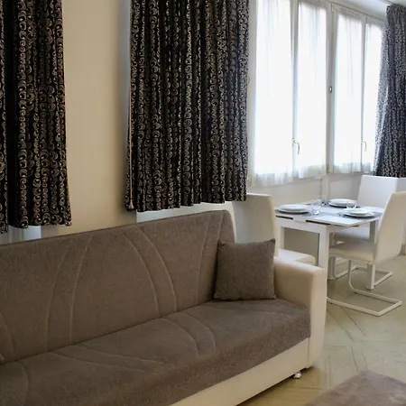 Trevi Fountain & Spanish Steps Apartment *